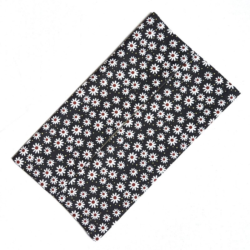 Flat rectangular pouch to hold facial tissues in small daisies pattern
